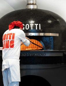 Pizzabäcker bei Pizza Gotti in Saarbrücken